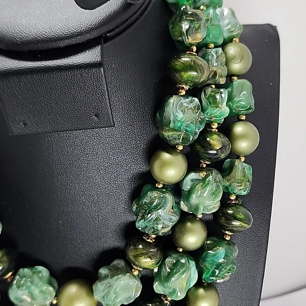 Vintage Elegant Green Beaded Necklace - Picture 4 of 9
